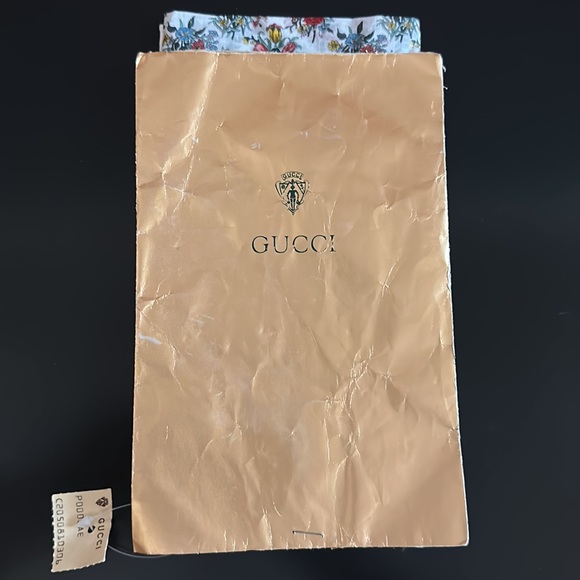 GUCCI Women Floral Scarf Handkerchief Vintage Rolled Hem NWT & Envelope - Picture 10 of 11